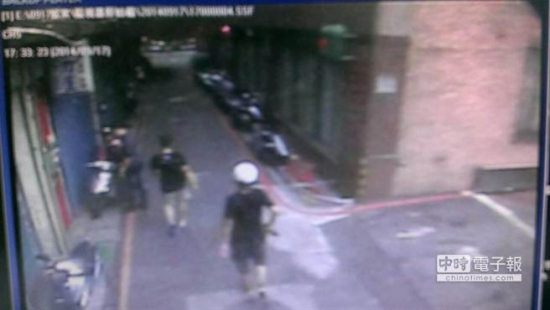 兩嫌犯身影被監(jiān)視器拍下 兩嫌犯身影被監(jiān)視器拍下