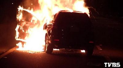 女子車禍?zhǔn)芾Ь瘑T將其拖出幾秒車子瞬間變火球 女子車禍?zhǔn)芾Ь瘑T將其拖出幾秒車子瞬間變火球