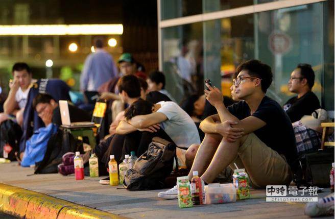 臺(tái)灣26日凌晨開賣iPhone6 狂熱果粉排長龍(圖) 臺(tái)灣26日凌晨開賣iPhone6 狂熱果粉排長龍(圖)