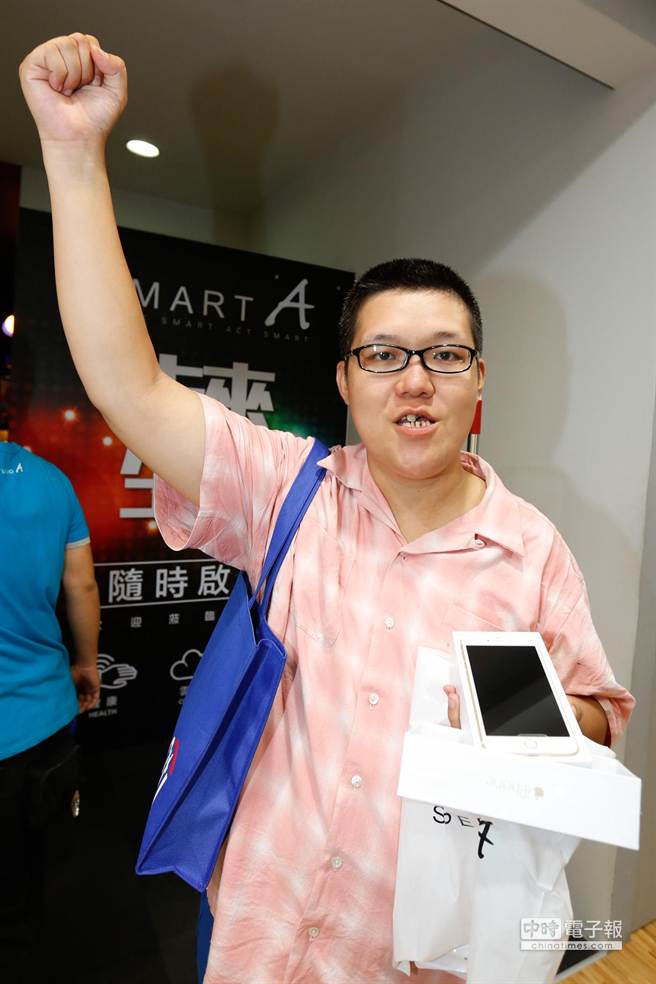 ����������30��(g��)С�r(sh��)�ŵ���1λ��չʾiPhone 6 plus���ߺ��������ǯ����������