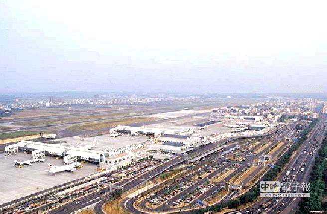 塔臺忙驅(qū)鳥 高雄機場兩客機險對撞(圖) 塔臺忙驅(qū)鳥 高雄機場兩客機險對撞(圖)