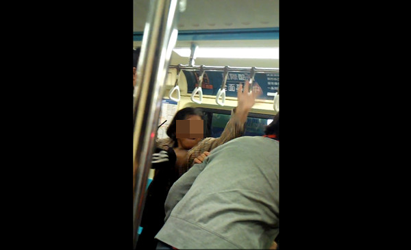 臺(tái)北捷運(yùn)2婦大打出手 只因男童不慎踩到腳 臺(tái)北捷運(yùn)2婦大打出手 只因男童不慎踩到腳