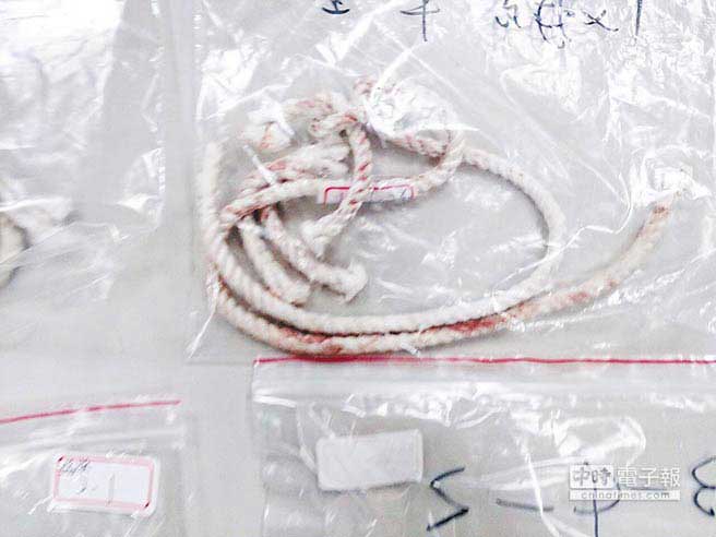 黃用來捆綁祝女的童軍繩,疑似2人玩”SM“時的道具 黃用來捆綁祝女的童軍繩,疑似2人玩”SM“時的道具