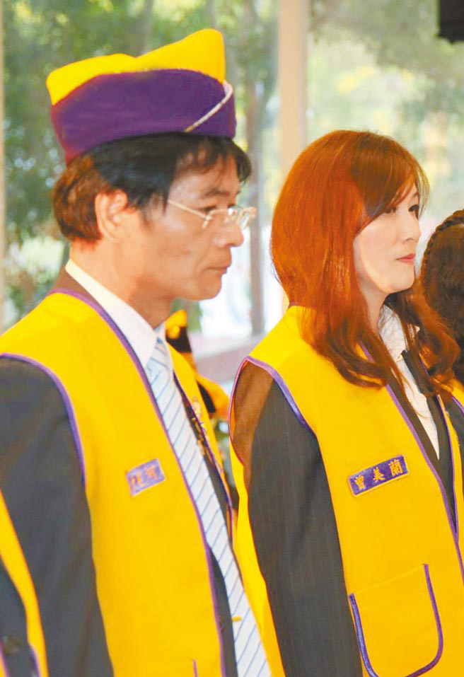 死者曾美蘭(右)去年6月在殺人嫌犯黃建河(左)引介下加入地區(qū)服務(wù)組織 死者曾美蘭(右)去年6月在殺人嫌犯黃建河(左)引介下加入地區(qū)服務(wù)組織