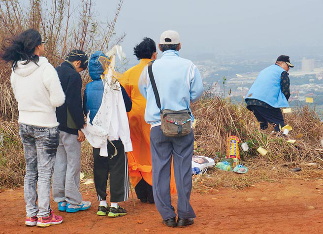 死者曾美蘭家屬13日下午赴乳姑山區(qū)招魂 死者曾美蘭家屬13日下午赴乳姑山區(qū)招魂