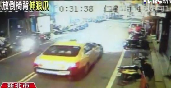 搭出租車遇色狼司機(jī)女客潑奶茶反抗被打腫臉 搭出租車遇色狼司機(jī)女客潑奶茶反抗被打腫臉