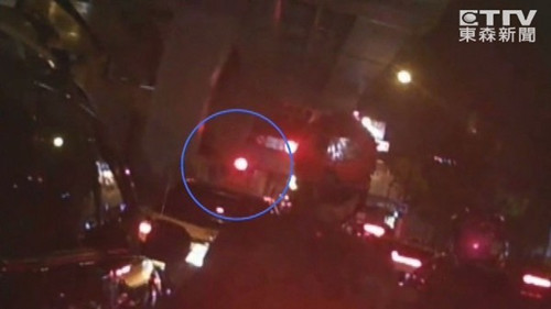 為救護(hù)車(chē)讓路卻變“闖紅燈”警方稱會(huì)幫忙銷(xiāo)單