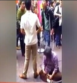 臺(tái)灣男子狗鏈拴母 讓其在鬧市坐地吃糖被罵畜牲(圖) 臺(tái)灣男子狗鏈拴母 讓其在鬧市坐地吃糖被罵畜牲(圖)