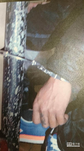 洗車工欠錢遭老板上銬 呼救聲傳到十米外警局獲救(圖) 洗車工欠錢遭老板上銬 呼救聲傳到十米外警局獲救(圖)