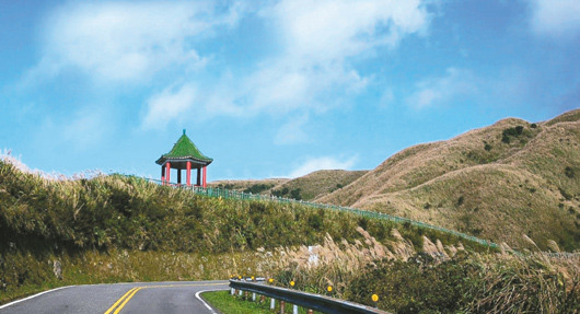 臺灣北部各風景區(qū)出現(xiàn)不雅字涂鴉 游客氣憤(圖) 臺灣北部各風景區(qū)出現(xiàn)不雅字涂鴉 游客氣憤(圖)