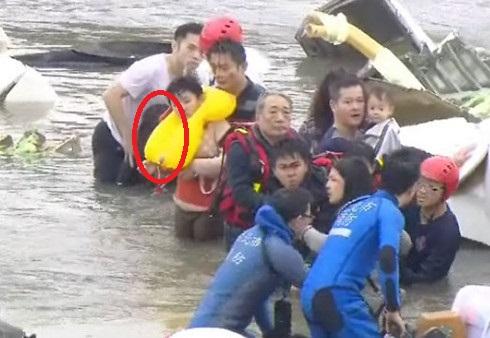 ���������`����Ƭ��Ů������(d��ng)�r(sh��)��������߀�ߓ��ں����������µ�����߀���ִ���������