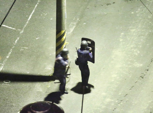 警方荷槍實彈在側門戒備 警方荷槍實彈在側門戒備