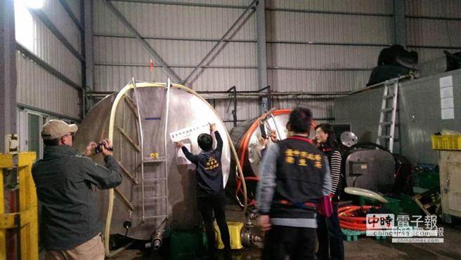 臺灣黑心鴨血負(fù)責(zé)人遭收押 飼料鴨血銷往全臺 臺灣黑心鴨血負(fù)責(zé)人遭收押 飼料鴨血銷往全臺