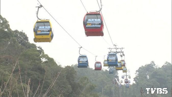 近300游客搶搭日月潭纜車為賞美景不懼“被卡”