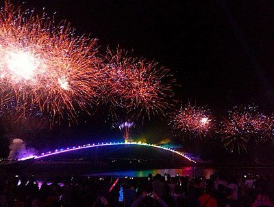 澎湖海上花火節(jié)開場(chǎng)絢麗煙火讓民眾驚呼連連(圖)