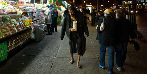 臺(tái)灣男子車站苦等女友20年 公文包男成流浪漢 臺(tái)灣男子車站苦等女友20年 公文包男成流浪漢