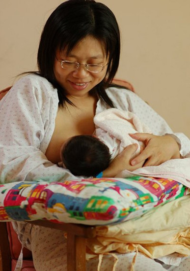 4個(gè)月大嬰兒喝配方奶過(guò)敏嚴(yán)重吐血(圖)