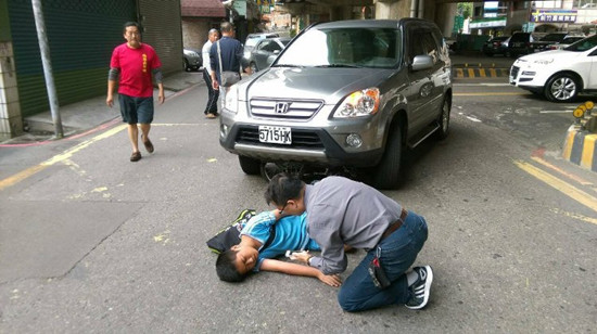 臺(tái)灣最美風(fēng)景眾人合力抬車救學(xué)生(圖)