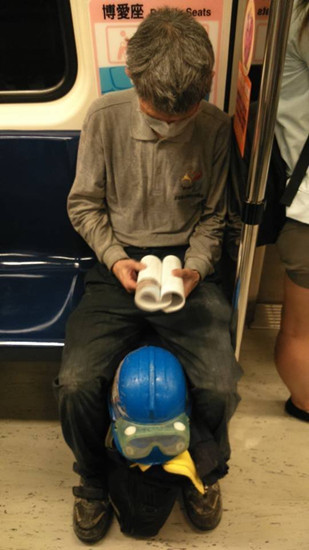 長(zhǎng)者地鐵上專(zhuān)心低頭閱讀女警感動(dòng)傳照片(圖)