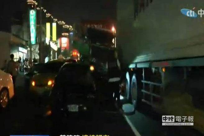 臺中1聯結車撞24汽機車 目前已造成2死6傷 臺中1聯結車撞24汽機車 目前已造成2死6傷
