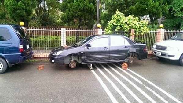 車停路邊4個輪胎被偷走 車主傻眼:我的輪子呢? 車停路邊4個輪胎被偷走 車主傻眼:我的輪子呢?