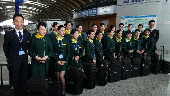 大陸首批臺灣空服員亮相飛回臺灣興奮緊張(圖)