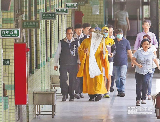 臺灣8歲女童校內遭割喉父慟:還沒帶你環(huán)島(圖)