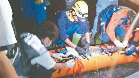 張惠妹舅舅上山采野菜 為找遺失頭巾墜谷骨折(圖) 張惠妹舅舅上山采野菜 為找遺失頭巾墜谷骨折(圖)