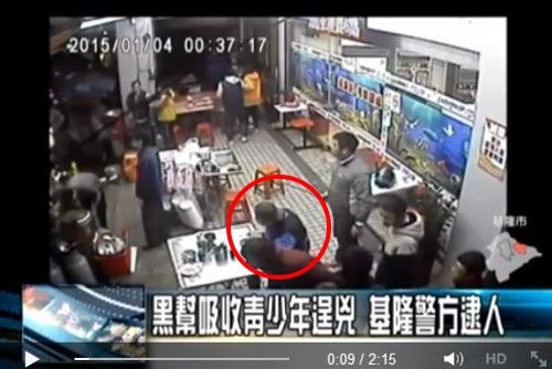 臺黑道互砍現場 藍衣男淡定吃面被警誤認"幕后黑手" 臺黑道互砍現場 藍衣男淡定吃面被警誤認"幕后黑手"