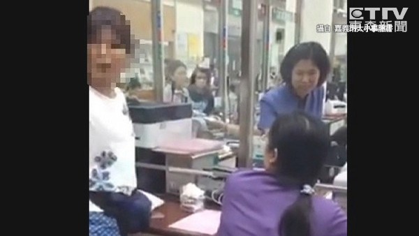 臺(tái)灣一婦人到郵局換錢(qián)因沒(méi)全給新鈔 現(xiàn)場(chǎng)飆罵不止 臺(tái)灣一婦人到郵局換錢(qián)因沒(méi)全給新鈔 現(xiàn)場(chǎng)飆罵不止