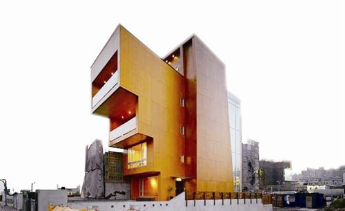 全臺(tái)唯一全木建筑吸引人潮 沒(méi)用鋼筋鐵釘(圖) 全臺(tái)唯一全木建筑吸引人潮 沒(méi)用鋼筋鐵釘(圖)