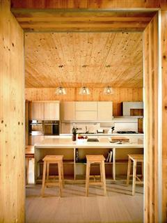 全臺(tái)唯一全木建筑吸引人潮 沒(méi)用鋼筋鐵釘(圖) 全臺(tái)唯一全木建筑吸引人潮 沒(méi)用鋼筋鐵釘(圖)