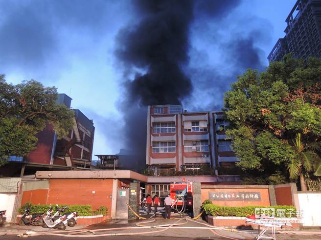 新北市一鉛筆廠今日凌晨大火 火勢延燒迅速 新北市一鉛筆廠今日凌晨大火 火勢延燒迅速