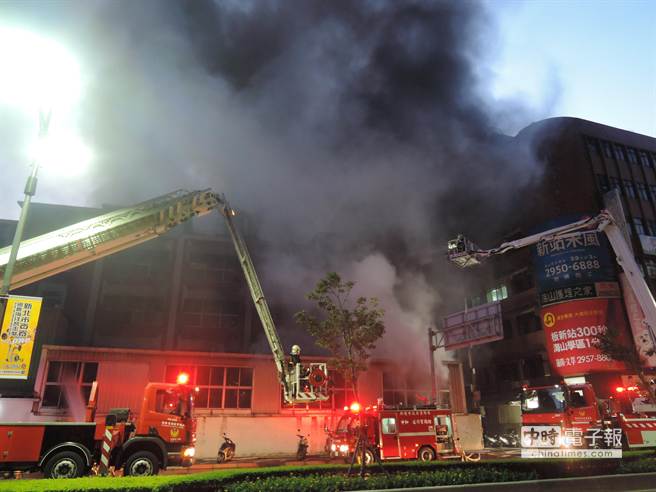 新北市一鉛筆廠今日凌晨大火 火勢延燒迅速 新北市一鉛筆廠今日凌晨大火 火勢延燒迅速