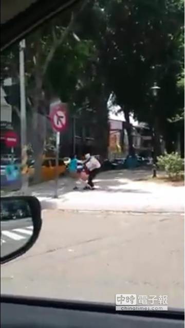 һ��(du��)ĸŮ��(d��ng)�ֱ��l(f��)֫�w�����_ͻ���^��ȫ���������ς��W(w��ng)�j(lu��)�����_(t��i)ý���z���棩