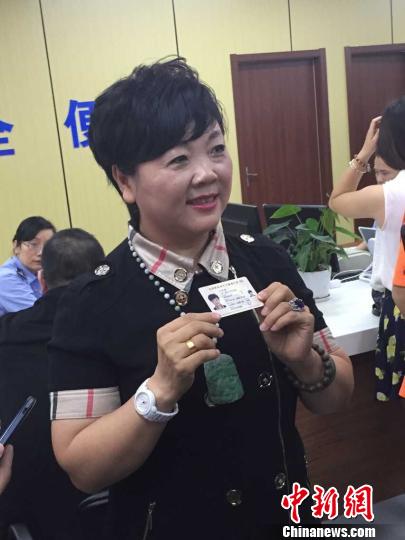 大陸首張電子臺(tái)胞證簽發(fā) 臺(tái)胞:隨時(shí)回家感覺(jué)真好 大陸首張電子臺(tái)胞證簽發(fā) 臺(tái)胞:隨時(shí)回家感覺(jué)真好