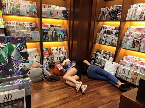 ��ѝŮֱ��˯���ڶ����\Ʒ�ذ������|ɭ���D��