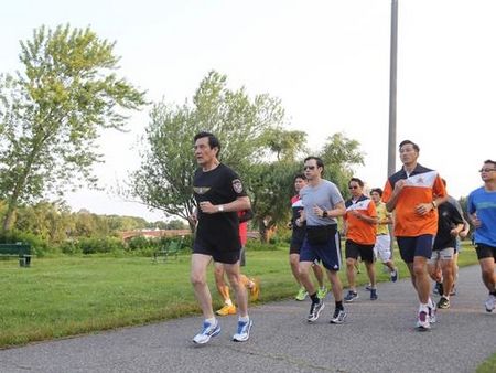 馬英九在哈佛附近穿飛虎隊T恤晨跑 民眾興奮合影 馬英九在哈佛附近穿飛虎隊T恤晨跑 民眾興奮合影