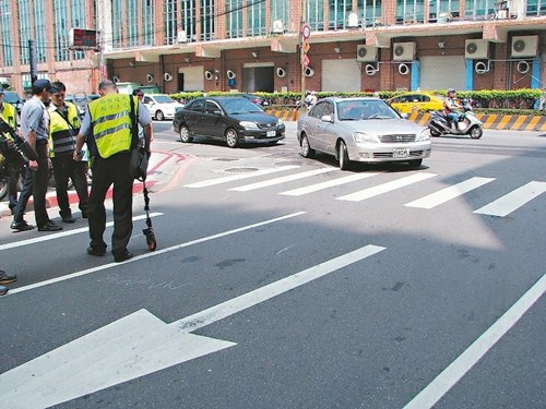 臺灣基隆市長座車轉彎未禮讓行人 擦撞女子致輕傷 臺灣基隆市長座車轉彎未禮讓行人 擦撞女子致輕傷