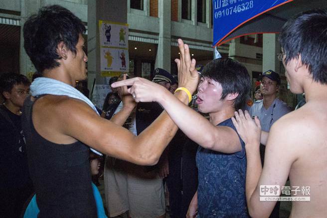 男子疑偷拍“反課綱”女生睡姿 雙方爆流血沖突(圖) 男子疑偷拍“反課綱”女生睡姿 雙方爆流血沖突(圖)