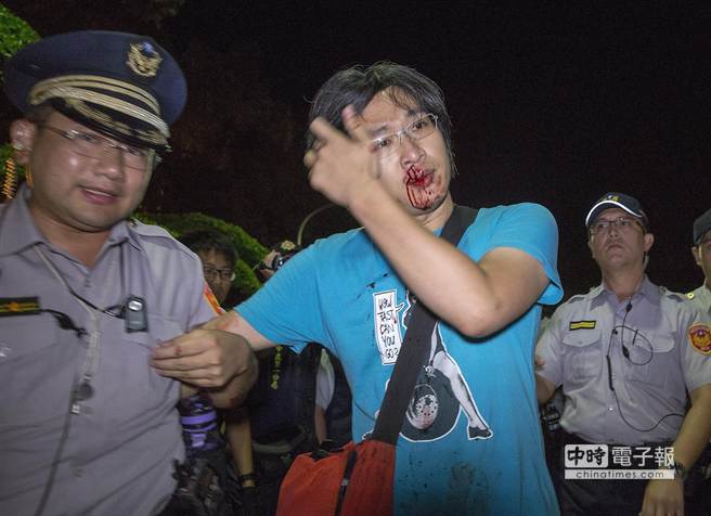 男子疑偷拍“反課綱”女生睡姿 雙方爆流血沖突(圖) 男子疑偷拍“反課綱”女生睡姿 雙方爆流血沖突(圖)