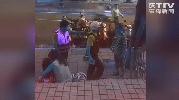 �ݸ���(d��ng)��ŭ����Ů�� ֻ���䲻Ըվ�����е�