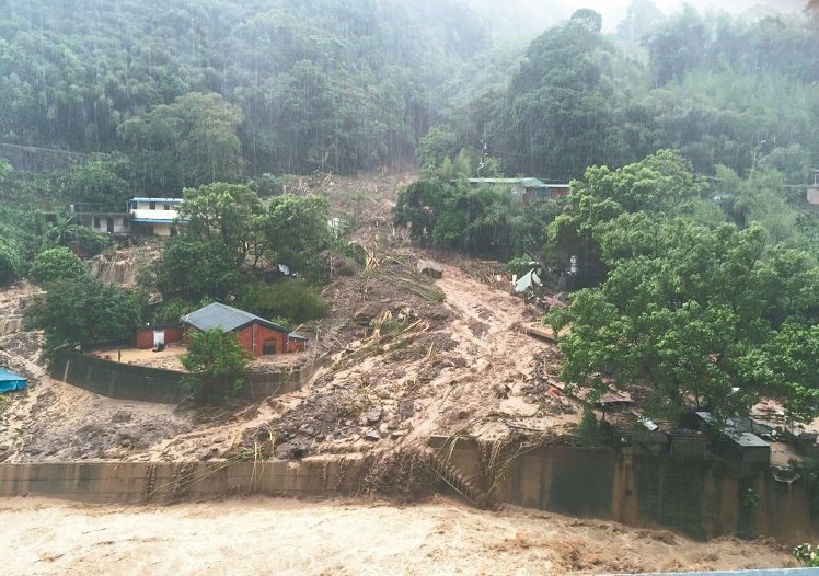 臺風“蘇迪羅”致全臺5死5失蹤185傷(圖) 臺風“蘇迪羅”致全臺5死5失蹤185傷(圖)
