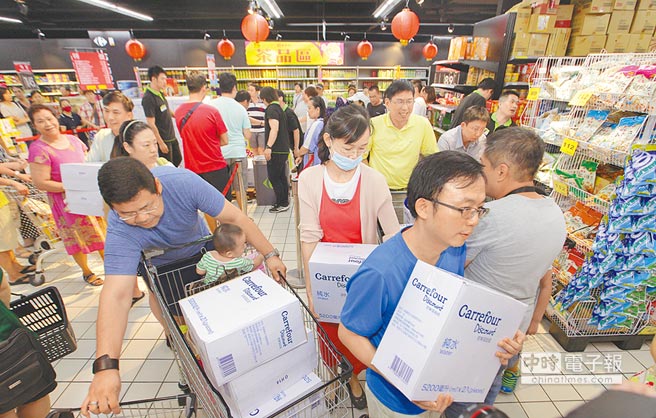 蘇迪勒來襲自來水變黃泥水 臺(tái)北瓶裝水被一掃光 蘇迪勒來襲自來水變黃泥水 臺(tái)北瓶裝水被一掃光