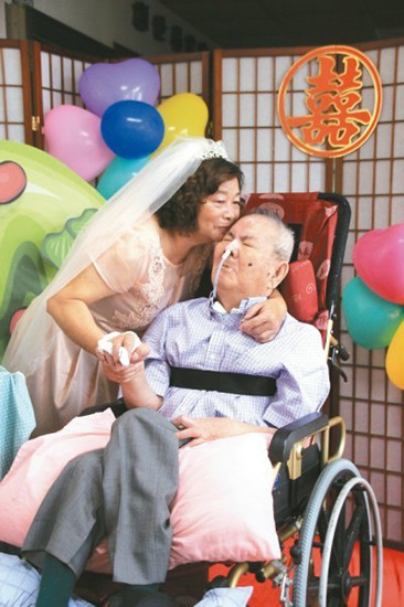 結(jié)婚半世紀(jì)丈夫成植物人妻子披婚紗輕吻(圖)