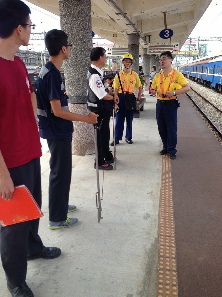 臺(tái)鐵火車(chē)驚現(xiàn)30公分小蛇 車(chē)長(zhǎng)奮勇徒手捕獲 臺(tái)鐵火車(chē)驚現(xiàn)30公分小蛇 車(chē)長(zhǎng)奮勇徒手捕獲