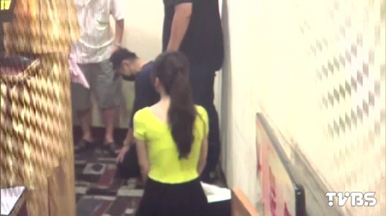 高雄一對(duì)姐妹被車(chē)撞1死1傷肇逃司機(jī)被逮下跪(圖)