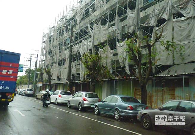 臺(tái)中路樹修剪不當(dāng)滿目瘡痍 民眾抨擊:預(yù)謀殺人 臺(tái)中路樹修剪不當(dāng)滿目瘡痍 民眾抨擊:預(yù)謀殺人