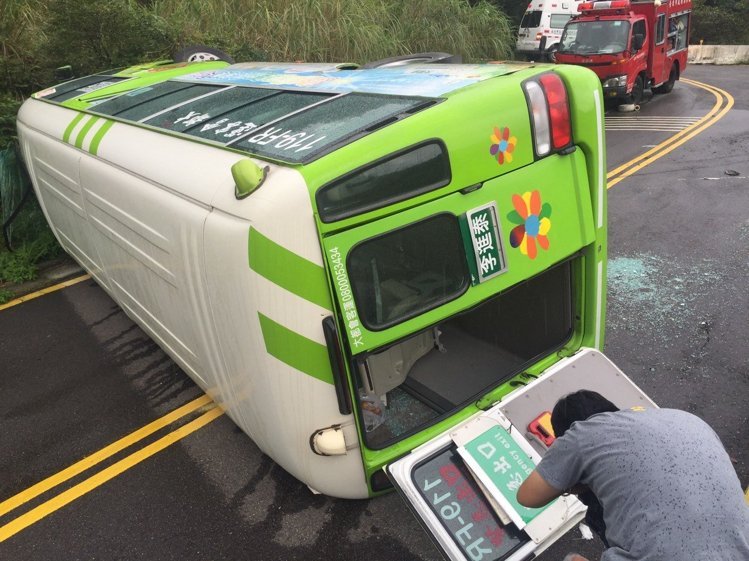 臺(tái)灣陽(yáng)明山游園公交車(chē)發(fā)生翻車(chē)事故 17人受傷(圖) 臺(tái)灣陽(yáng)明山游園公交車(chē)發(fā)生翻車(chē)事故 17人受傷(圖)