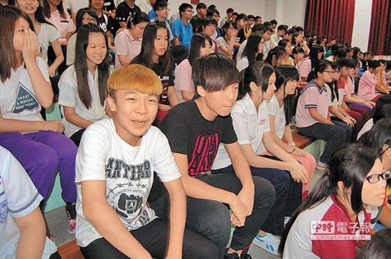 �_��һ60��ŮУ�״�������У�L̹�������ӻ��_��